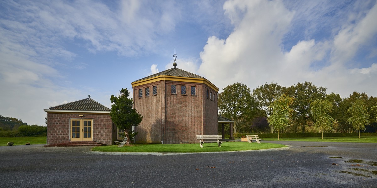 Basis urn met bronzen naamplaat Columbarium