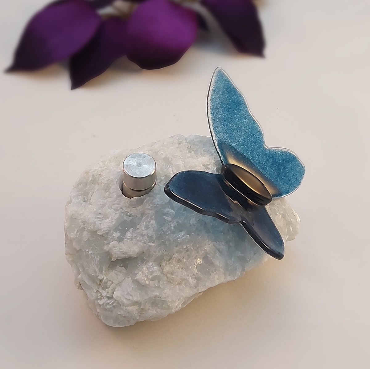 Assteen met glazen vlinder en Blauwe Calciet